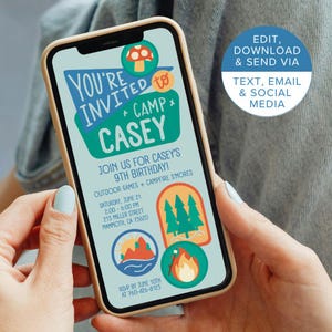 Puede incluir: Una invitación digital para una fiesta de cumpleaños número 9 con temática de campamento. La invitación está sobre un fondo azul con un letrero verde y amarillo que dice "You're Invited to Camp Casey". La invitación incluye detalles sobre la fiesta, incluyendo la fecha, la hora, la ubicación y la información de RSVP.