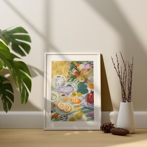Pode incluir: Uma pintura de natureza morta emoldurada que representa uma mesa posta com um vaso de flores, frutas e uma tigela de comida. A mesa est&aacute; coberta com uma toalha de mesa listrada verde e branca. A pintura est&aacute; em uma moldura branca.