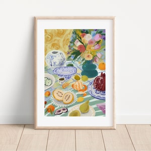 Pode incluir: Uma pintura de natureza morta com um vaso de porcelana azul e branco com um buqu&ecirc; de flores coloridas, uma tigela verde com frutas e um prato de frutas sobre uma toalha de mesa listrada verde e branca.