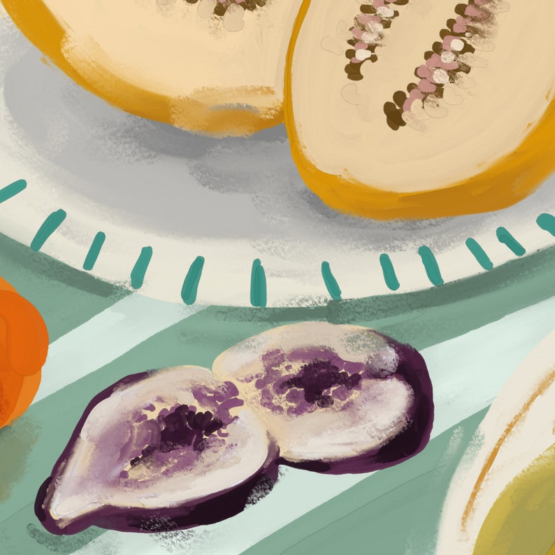 Pode incluir: Um close-up de uma natureza morta com uma figo cortado ao meio com interior roxo, um mel&atilde;o amarelo e um prato com padr&atilde;o azul e branco. A fruta est&aacute; disposta sobre uma superf&iacute;cie listrada verde e branca.