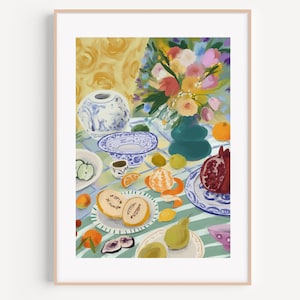 Pode incluir: Uma pintura de natureza morta com um vaso de porcelana azul e branco, uma tigela e pratos cheios de frutas, incluindo rom&atilde;s, mel&otilde;es, lim&otilde;es e laranjas. Um buqu&ecirc; de flores coloridas em um vaso verde est&aacute; sobre uma mesa com uma toalha de mesa listrada verde e branca.