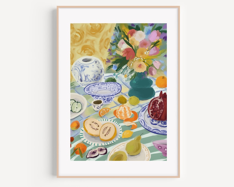 Pode incluir: Uma pintura de natureza morta com um vaso de porcelana azul e branco, uma tigela e pratos cheios de frutas, incluindo rom&atilde;s, mel&otilde;es, lim&otilde;es e laranjas. Um buqu&ecirc; de flores coloridas em um vaso verde est&aacute; sobre uma mesa com uma toalha de mesa listrada verde e branca.