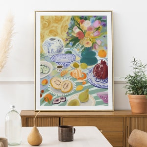 Pode incluir: Uma pintura de natureza morta que representa uma mesa posta com um vaso de porcelana azul e branco, uma tigela de frutas e um buqu&ecirc; de flores em um vaso verde. A mesa &eacute; coberta com uma toalha de mesa listrada verde e branca.