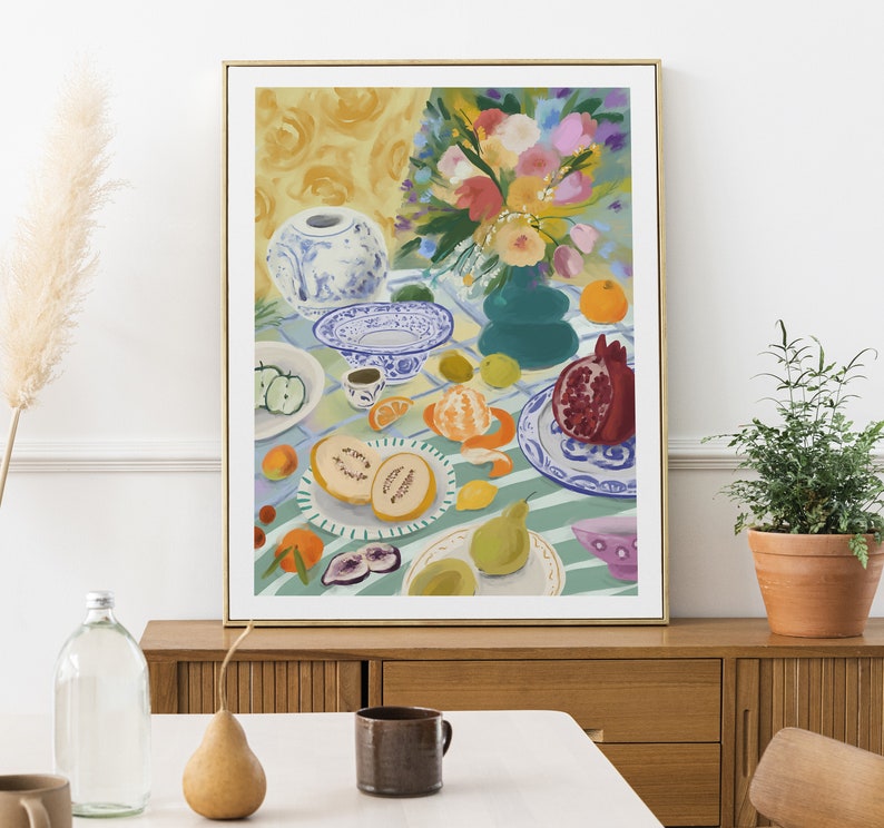 Pode incluir: Uma pintura de natureza morta que representa uma mesa posta com um vaso de porcelana azul e branco, uma tigela de frutas e um buqu&ecirc; de flores em um vaso verde. A mesa &eacute; coberta com uma toalha de mesa listrada verde e branca.
