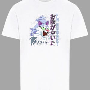Può includere: T-shirt bianca con un disegno di lupo dei cartoni animati nei colori viola, blu e verde. Il testo "I'M HUNGRY" è scritto verticalmente in viola e blu, con testo giapponese sopra. Un design divertente e stravagante.