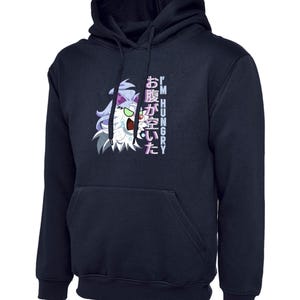 Può includere: Felpa con cappuccio blu navy con tasca frontale. La felpa presenta un personaggio dei cartoni animati con i capelli viola e la scritta "I'M HUNGRY" in inglese e in caratteri giapponesi.