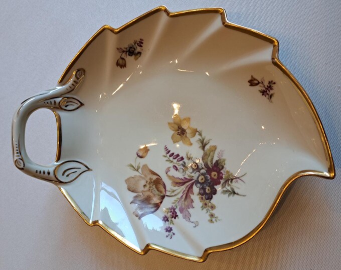 KPM leaf-shaped bowl with handle, Danish porcelain, serving bowl, snack bowl