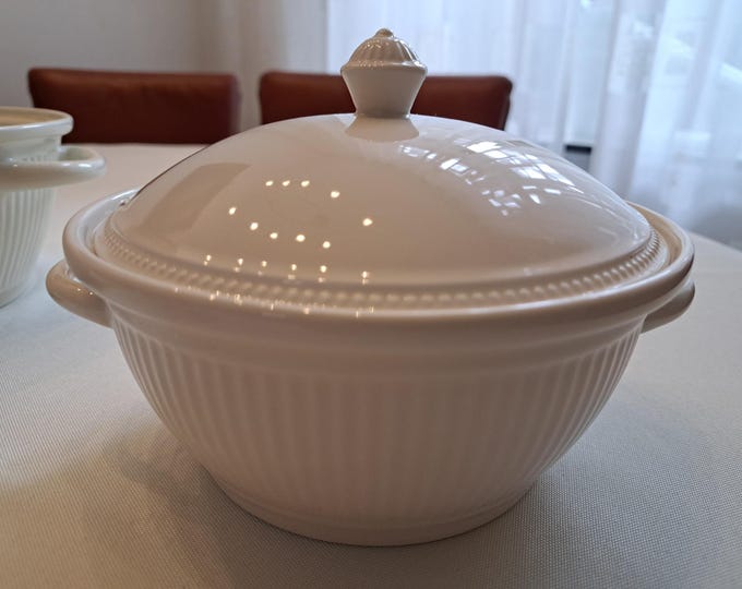 Wedgwood Windsor dishes, tureen, covered dish, salad bowl, salad bowl, oven dish, egg cups, sauciere, gravy boat, sauce boat