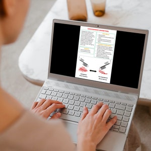 Pode incluir: Um computador port&aacute;til com um teclado branco e uma tela exibindo um diagrama sobre inibidores da angiog&ecirc;nese. O diagrama mostra os efeitos dos inibidores da angiog&ecirc;nese nos vasos sangu&iacute;neos.