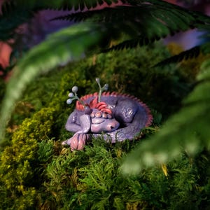 Pequeño dragón dormido | Figura miniatura de fantasía única | Modelada en arcilla polimérica