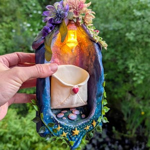 Buzón encantado: relieve de pared luminoso de cuento de hadas para cartas y deseos especiales con linternas.