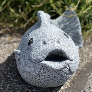Steinfigur 'Karpfen Kunibert' – Frostfeste Gartenskulptur Aus Steinguss (ca. 17x34x22 Cm)