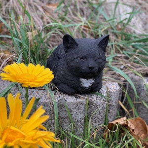 Steinfigur Katze Nappy schwarz frostfest – elegante schwarze ruhende Katze Gartendeko Steinguss handgefertigt Geschenk