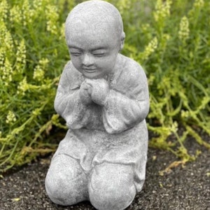 Steinfigur  Buddha Mönch kniend