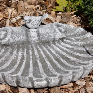 Bagno per uccelli in pietra "Conchiglia con uccello" - resistente al gelo - ciotola a forma di cuore adatta agli animali - decorazione da giardino - pietra fusa - fatta a mano - regalo