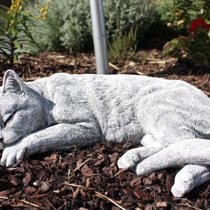 stoneandstyle Steinfigur große Katze schlafend lebensecht frostfest Gartenfigur Steinguss