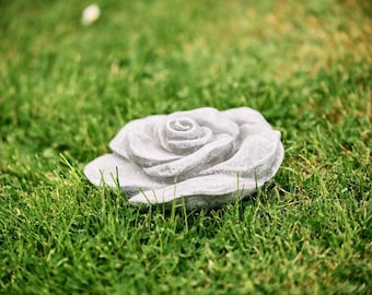 Grote stenen rozenbloemfiguur, vorstbestendig – elegante rozendecoratie, tuindecoratie, gegoten steen, handgemaakt cadeau
