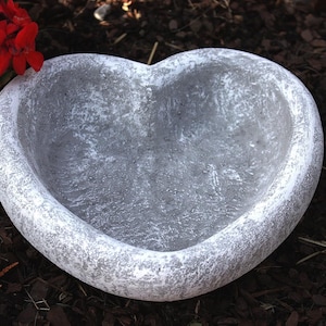 Vogeltränke Pflanzschale Herz  frostfest – romantische Herzschale Gartendeko Steinguss handgefertigt Geschenk