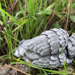 Steinfigur träumendes Engelchen liegend , massiver Steinguss, Frost und wetterfest Bild 3