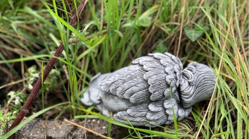 Steinfigur träumendes Engelchen liegend , massiver Steinguss, Frost und wetterfest Bild 3