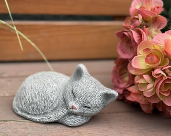 Stone figure of a small sleeping cat, frost-resistant – cute sleeping cat garden decoration, cast stone, handmade gift, various colors