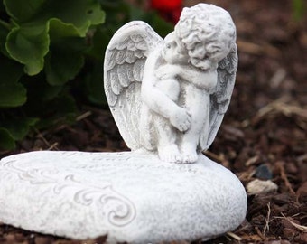 Steinfigur Engel auf Herz mit Inschrift " Geliebt und Unvergesen "