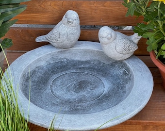 Vogeltränke Teller mit steckbarem Vogel frostfest – dekorative Steinguss Tränke Gartendeko handgefertigt Geschenk