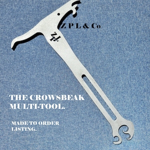 Puede incluir: Una multiherramienta de color plateado con un diseño de pico de cuervo. La herramienta tiene un mango, un extremo curvo y un extremo bifurcado. El texto "ZPL & Co" y "THE CROWSBEAK MULTI-TOOL" son visibles.