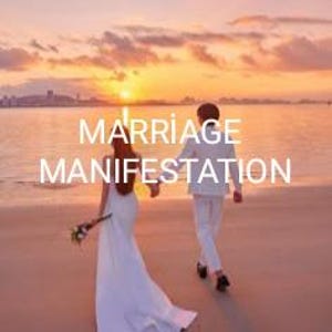 Könnte beinhalten: Ein Paar geht am Strand bei Sonnenuntergang spazieren. Die Frau trägt ein weißes Hochzeitskleid und hält einen Blumenstrauß. Der Mann trägt einen weißen Anzug. Der Text "MARRIAGE MANIFESTATION" ist weiß dargestellt.