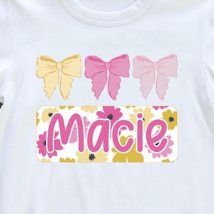 Nome personalizzato per ragazze con fiocco rosa floreale in stile preppy, design per maglietta per bambini in formato PNG, civetta con targhetta con nome, design a sublimazione