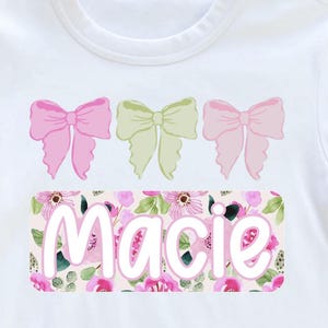 Nome personalizzato per ragazze con fiocco rosa floreale in stile preppy, design per maglietta per bambini in formato PNG, civetta con targhetta con nome, design a sublimazione