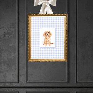 Arte de pared de cuadros azules con perro salchicha de pelo largo, impresión digital, decoración de guardería con temática de perros de moda, estilo preppy, labradoodle antiguo, estilo toile grandmillenial