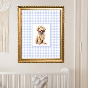 Arte de pared con cuadros vichy azules de Goldendoodle, impresión digital, decoración de guardería con temática de perros de moda, estilo preppy, labradoodle antiguo, estilo toile grandmillenial