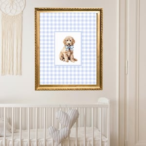 Arte de pared con cuadros azules de Goldendoodle con lazo azul, impresión digital, decoración de guardería con temática de perros de moda, estilo preppy, labradoodle antiguo, estilo toile grandmillenial