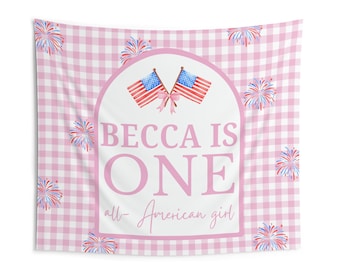 Pode incluir: Tecido vichy rosa e branco com um design de arco branco. O arco tem duas bandeiras americanas cruzadas no centro com um laço rosa. O texto "Becca is One all-American girl" está escrito em letras rosa.