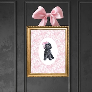 Impresión de guardería con motivo chinoiserie de labradoodle negro y lazo rosa, decoración de guardería para niña con cachorro de perro en acuarela, estilo preppy grandmillenial de moda