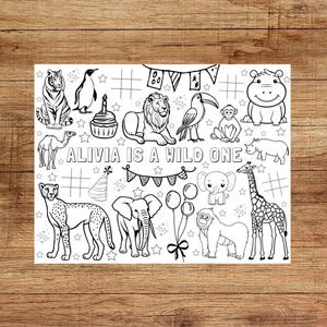 Pode incluir: Página para colorir em preto e branco com ilustrações de animais, incluindo um tigre, um pinguim, um leão, um tucano, um macaco, um hipopótamo, um camelo, um guepardo, um elefante, uma girafa e um rinoceronte. O texto "ALIVIA IS A WILD ONE" está incluído.