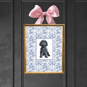 Impresión de guardería con estampado chinoiserie de labradoodle azul y negro chocolate, decoración de guardería para bebé niño con cachorro de perro en acuarela, estilo preppy grandmillenial de moda