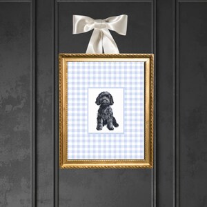 Arte de pared con cuadros vichy azules de Goldendoodle, impresión digital, decoración de guardería con temática de perros de moda, estilo preppy, labradoodle antiguo, estilo toile grandmillenial