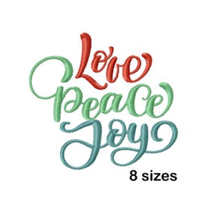 Może przedstawiać: Na białym tle słowa „Love, Peace, Joy” zapisane kursywą. Słowo „Love” jest czerwone, „Peace” zielone, a „Joy” turkusowe. Pod spodem znajduje się tekst „8 rozmiarów”.