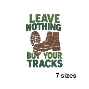 Puede incluir: Un diseño bordado con una bota de senderismo marrón y una huella, con el texto "LEAVE NOTHING BUT YOUR TRACKS" en verde. La imagen está sobre un fondo blanco, con "7 tallas" debajo.