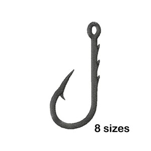 Puede incluir: Un anzuelo de pesca gris oscuro con una punta curva y un anillo en la parte superior. El anzuelo tiene una serie de púas a lo largo del eje. El texto "8 sizes" está debajo.
