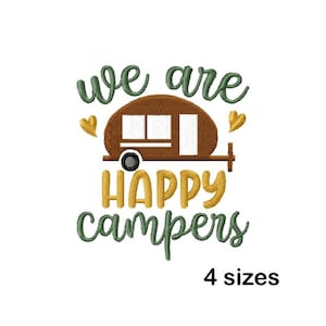 Könnte beinhalten: Ein gesticktes Design mit einem braunen Wohnwagen, weißen Fenstern und den Worten "we are" in Grün darüber. "HAPPY campers" steht in Gelb und Grün darunter. Zwei goldene Herzen flankieren den Wohnwagen. Der Text "4 sizes" steht unten.