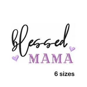 Pode incluir: Design de bordado preto e branco do texto "blessed mama" com dois corações roxos. O design está disponível em seis tamanhos.