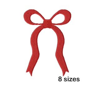 Puede incluir: Un lazo rojo bordado con dos bucles y dos cintas colgantes. El texto "8 tamaños" está debajo. El lazo es un elemento decorativo, posiblemente para manualidades o adornos.