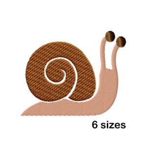 Puede incluir: Diseño bordado de un caracol marrón con dos pequeños ojos marrones. El caracol está en posición enroscada con su concha mirando hacia el lado izquierdo de la imagen.
