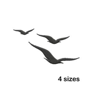 Puede incluir: Tres pájaros negros en silueta volando en formación. Los pájaros están en forma de V, con el pájaro líder al frente y los otros dos pájaros detrás. Los pájaros vuelan sobre un fondo blanco.