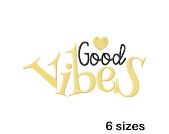 Può includere: Design di ricamo Good Vibes con un piccolo cuore sopra la parola "Good". Il design è di colore giallo ed è disponibile in sei dimensioni.