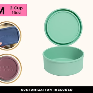 以下が含まれることがあります： 明るい緑色の丸い食品保存容器と、それに合う蓋。容器には「2-Cup 16oz」と「M」のラベルが付いています。さらに2つの円形の画像には、青い容器の蓋と、テキスト付きのマルーン色の蓋が写っています。「CUSTOMIZATION INCLUDED」の文字が下にあります。