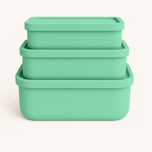 Puede incluir: Tres recipientes rectangulares de almacenamiento de alimentos de color verde menta de diferentes tamaños están apilados. Cada recipiente tiene una tapa a juego. Los recipientes están hechos de un material sólido y opaco y están dispuestos de forma ordenada, lo que sugiere un juego para la organización de la cocina.